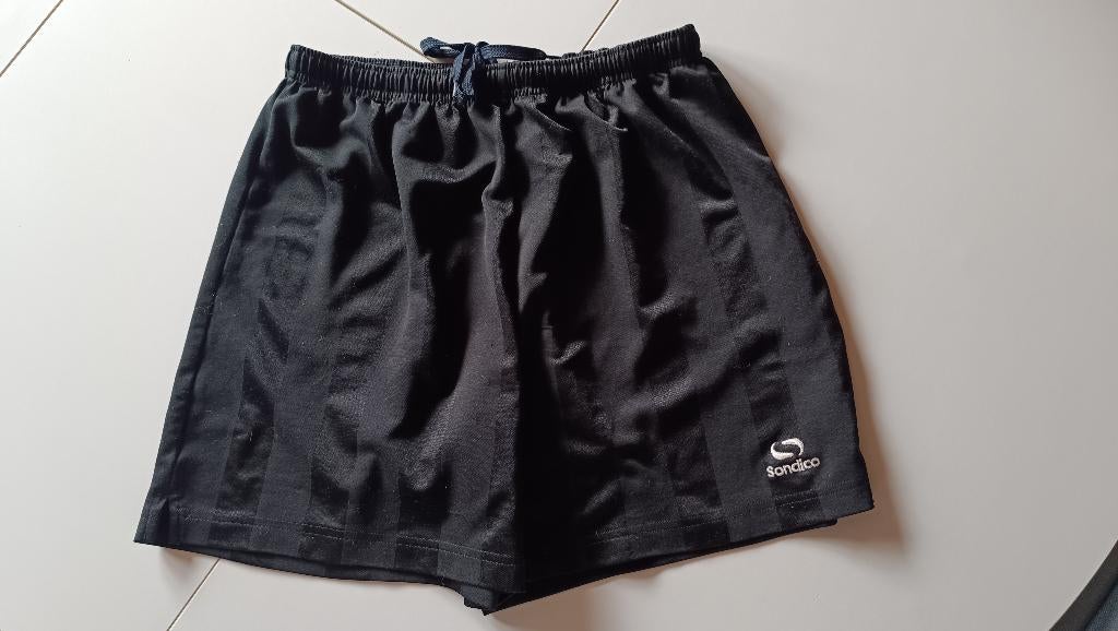 Short noir Sondico, taille L. ‍️🤵, Enfants & Bébés, Vêtements enfant | Taille 152, Comme neuf, Garçon, Vêtements de sport ou Maillots de bain