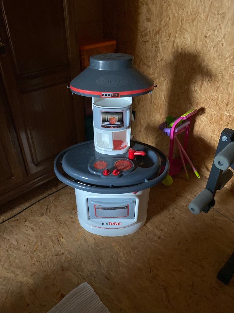 Cuisiniére pour enfant avec 2 bancs d'accessoires, Enfants & Bébés, Enlèvement, Comme neuf, Plastique, Jouer à la cuisine
