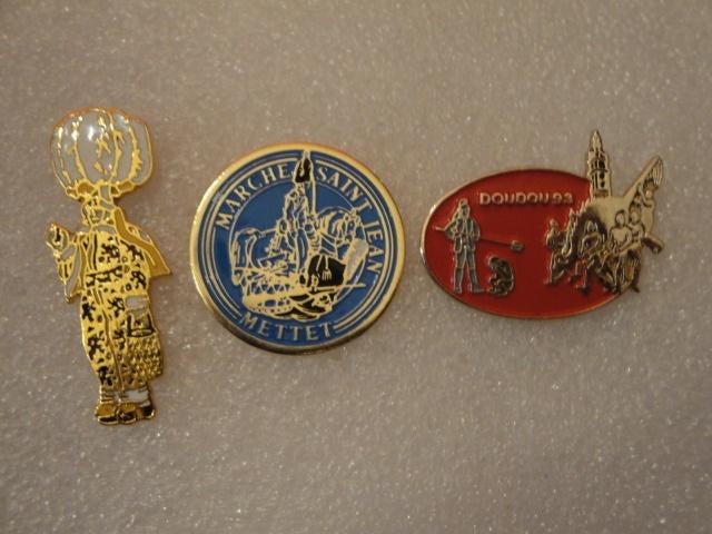 Pin's carnaval folklore Binche Doudou St-jean, Enlèvement ou Envoi, Comme neuf