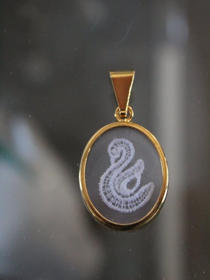 Verguld Pendatief met Brugse kant., Handtassen en Accessoires, Antieke sieraden, Ophalen of Verzenden, Overige materialen, Hanger