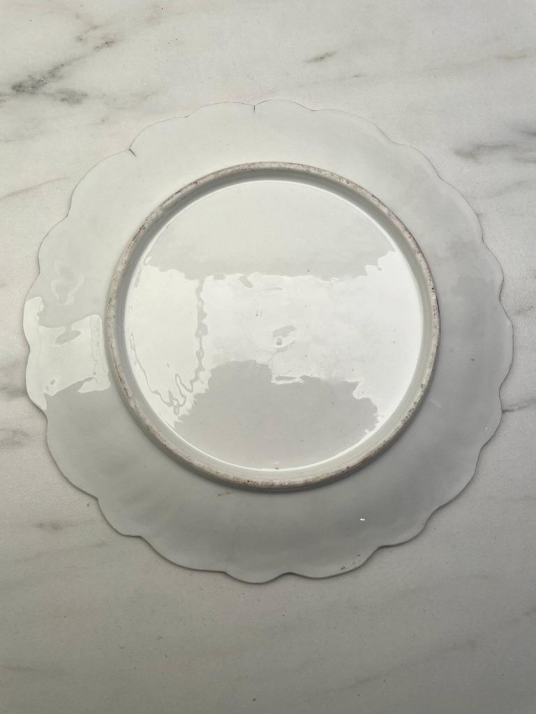 Assiette en Porcelaine à Décor de Dame aux Fleurs – 19e/20e, Enlèvement ou Envoi