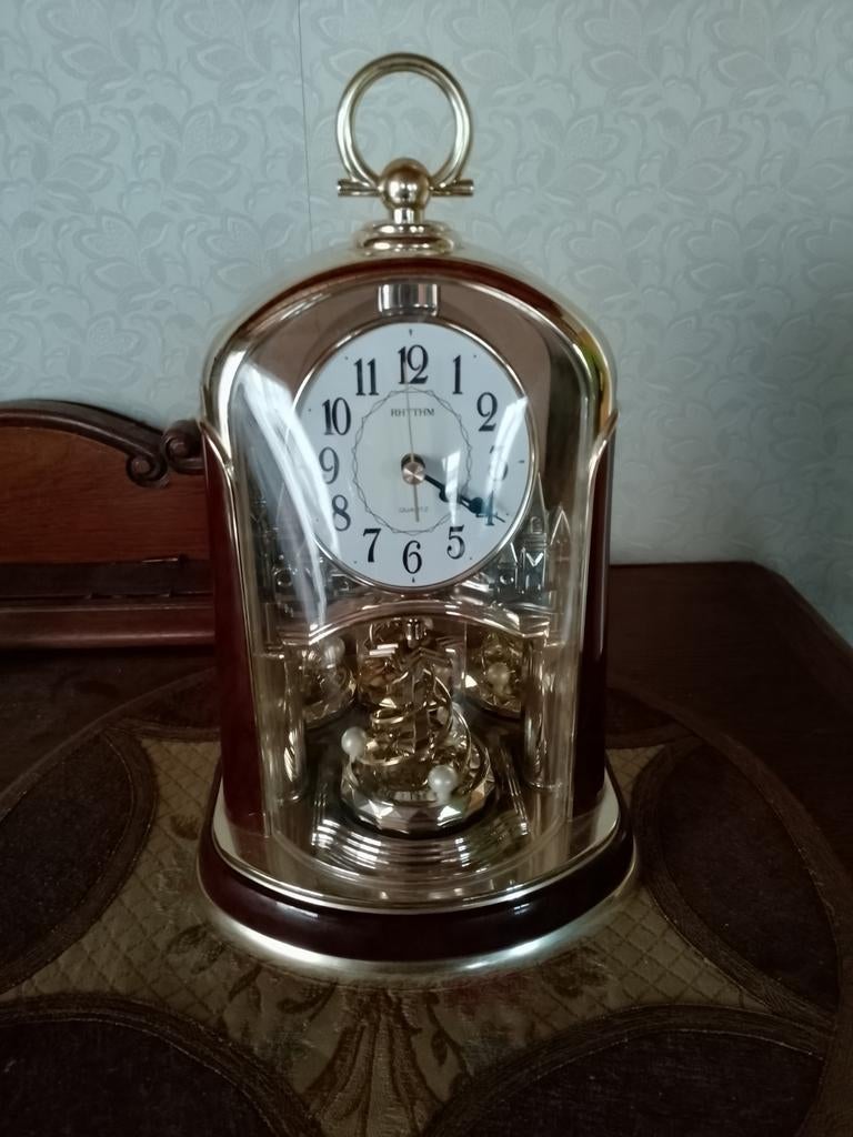 Pendule de couleur dorée, Antiquités & Art, Antiquités | Horloges, Enlèvement