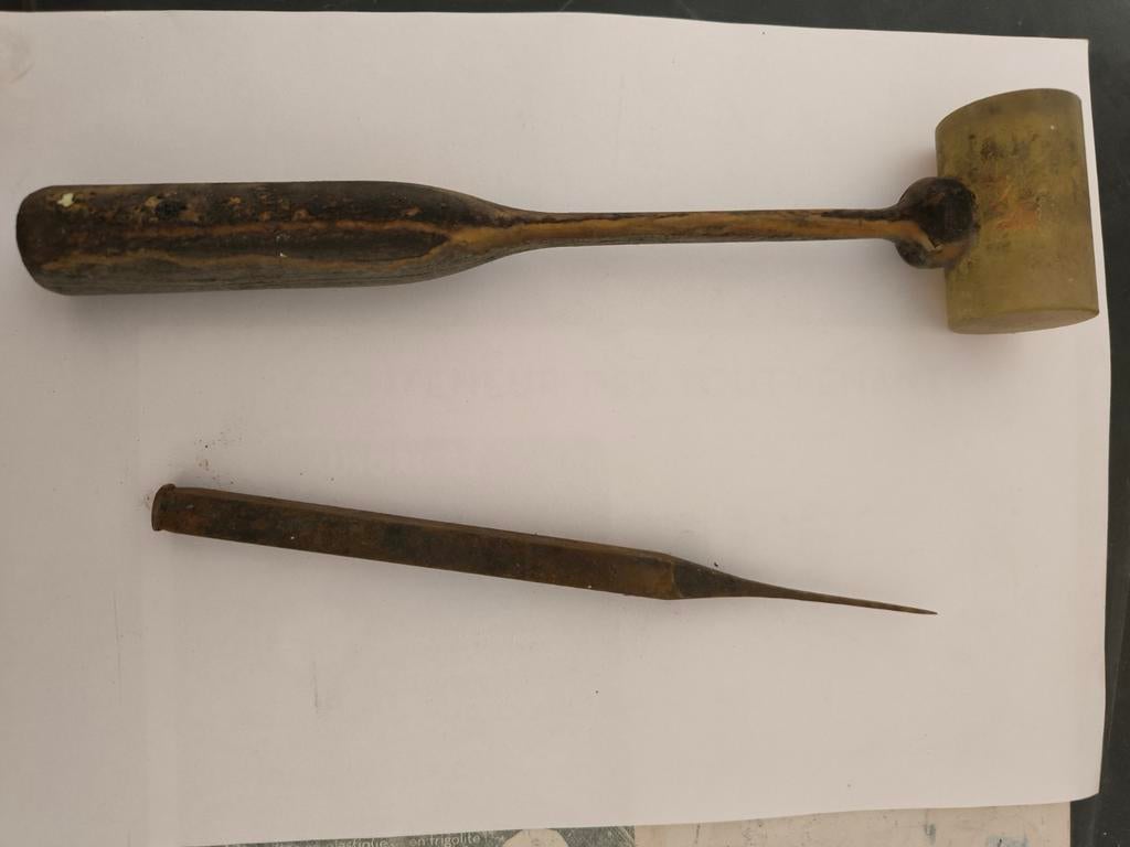 Outils de graveur sur armes – maillet et burin, Enlèvement