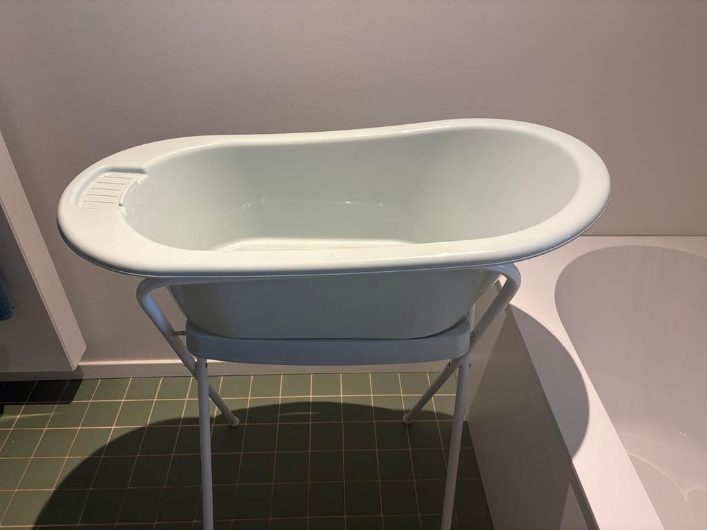 Babybadje met staander en accessoires, Enlèvement, Comme neuf, Baignoire, Bébé-jou