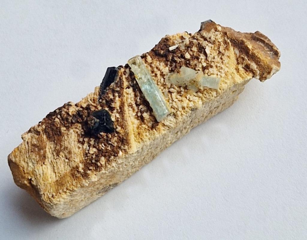 TOERMALIJN EN AQUAMARIJN op ORTHOKLAAS uit NAMIBIE, Ophalen of Verzenden, Mineraal