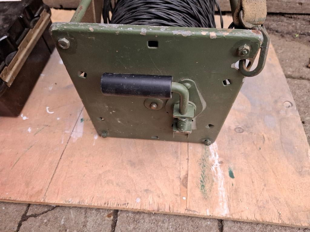 Te koop veldtelefoon 2 stuks met spoel draad, Verzamelen, Ophalen of Verzenden, Landmacht, Overige typen