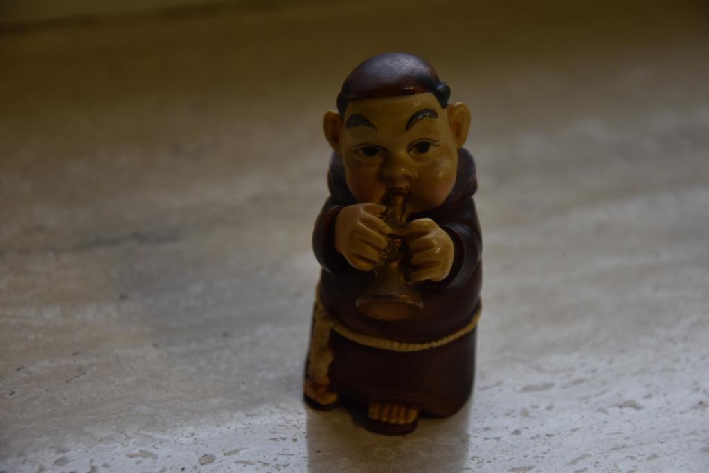 Statue Monk Abbay Parade Trompette, Envoi