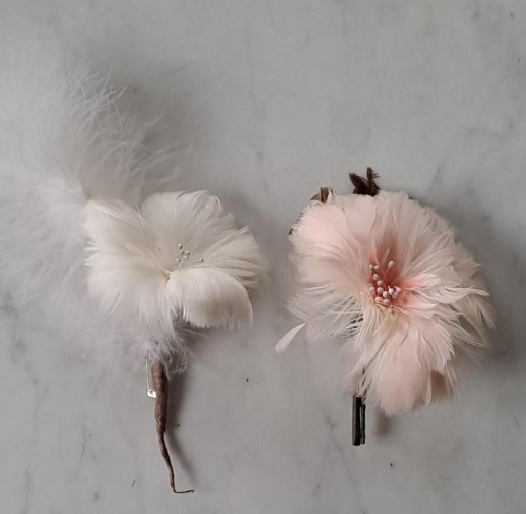 2 rares broches vintage en plumes de flamant rose Kenya), 10 cm ou plus, Enlèvement ou Envoi, Comme neuf, Autres matériaux