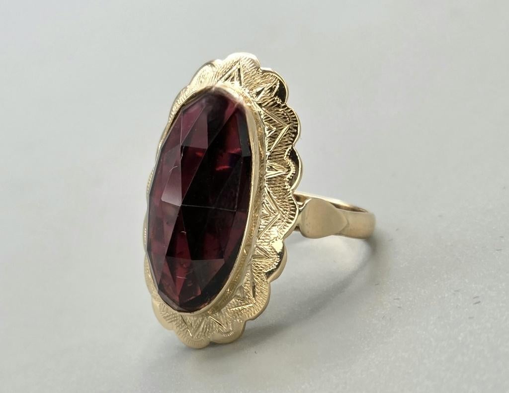 Gouden Vintage ring met edelsteen granaat. 2026/96., Handtassen en Accessoires, Ringen, Ophalen of Verzenden, Met edelsteen, Dame