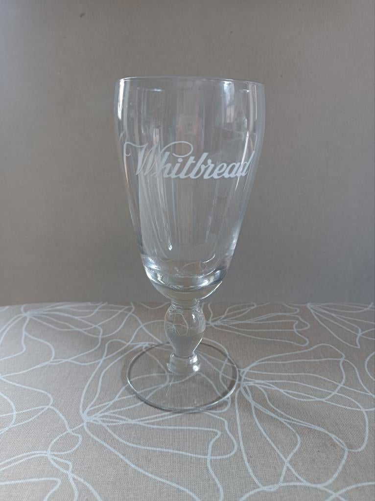 Whitbread bierglas op voetje, Ophalen, Zo goed als nieuw