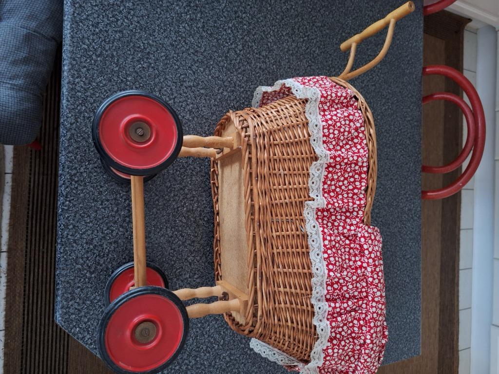 Rieten kinderwagenspeelgoed, Ophalen