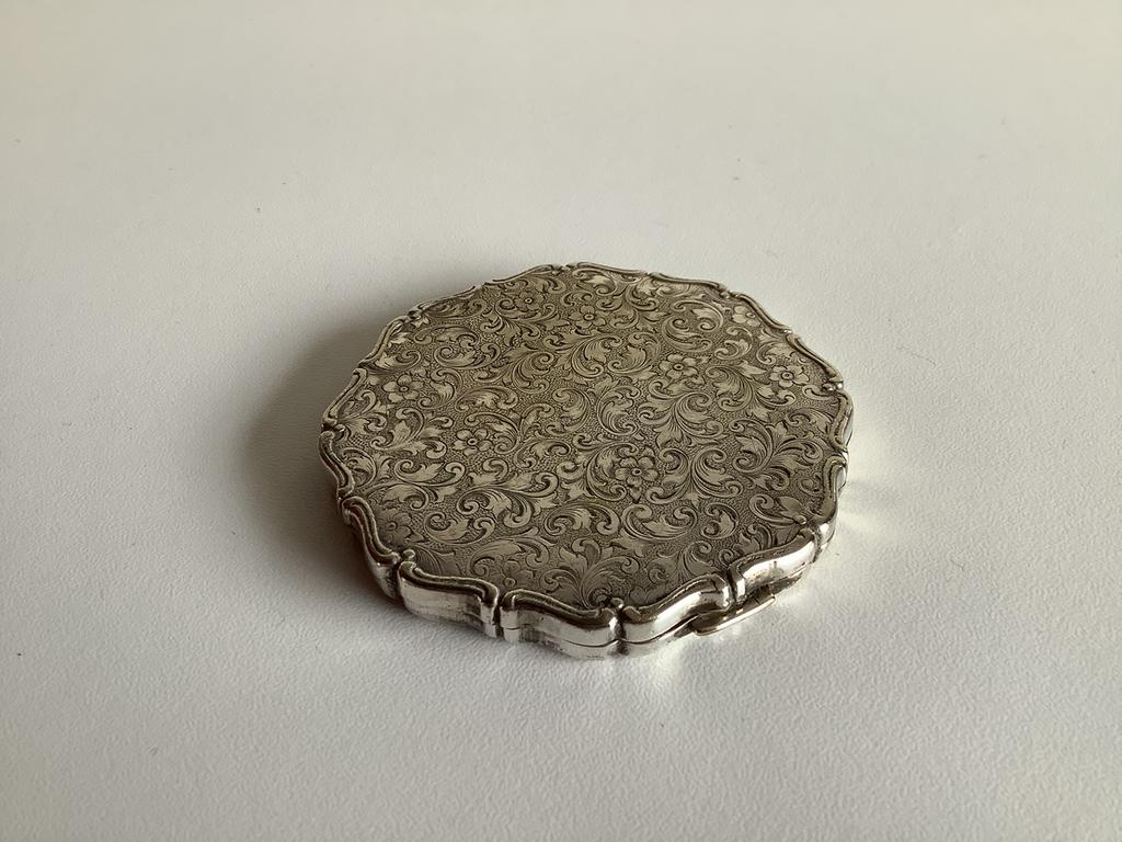 Boîte à poudre en métal argenté avec fleurs, Enlèvement ou Envoi