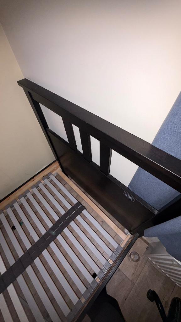 Één persoons bed, Wardrobe/kast en Bureau, Ophalen, Zwart bed, wit wardrobe/ kast en lichtbruin bureau allemaal hout, Overige maten