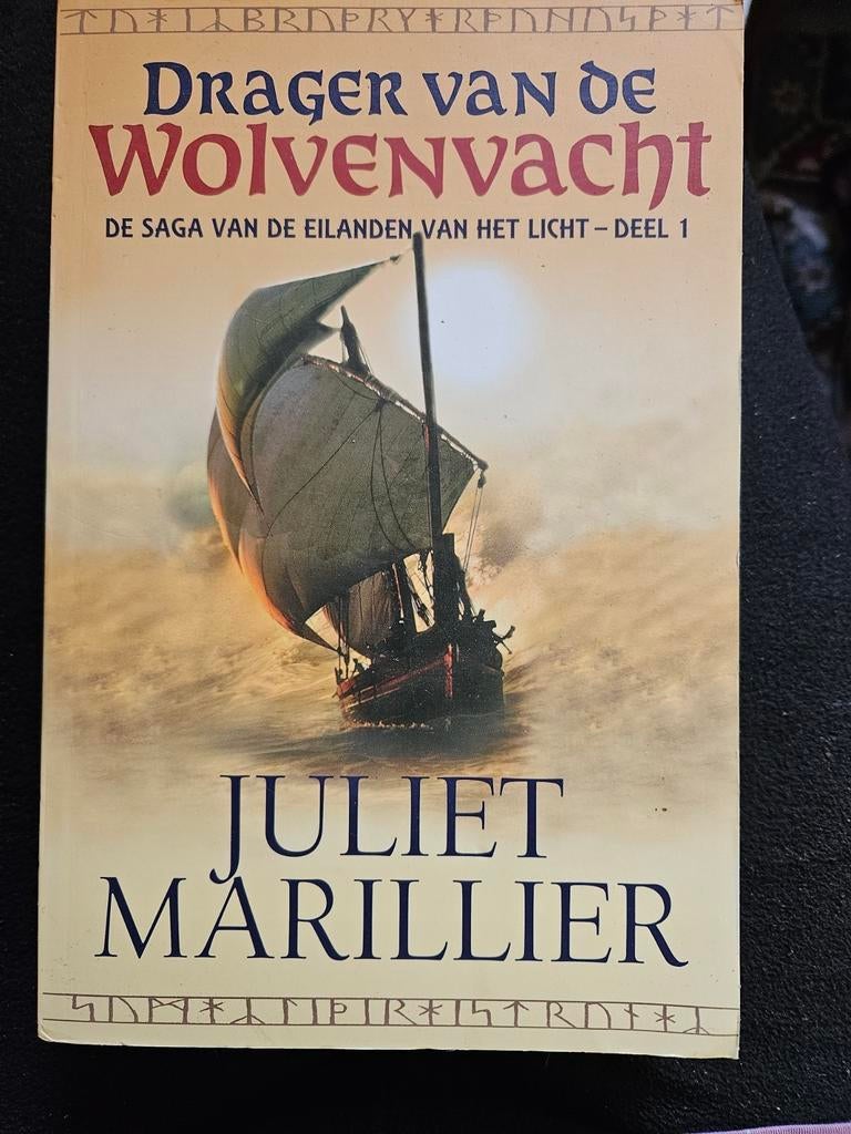 Juliet Marillier - Drager van de Wolvenvacht, Boeken, Ophalen of Verzenden, Zo goed als nieuw, Juliet Marillier