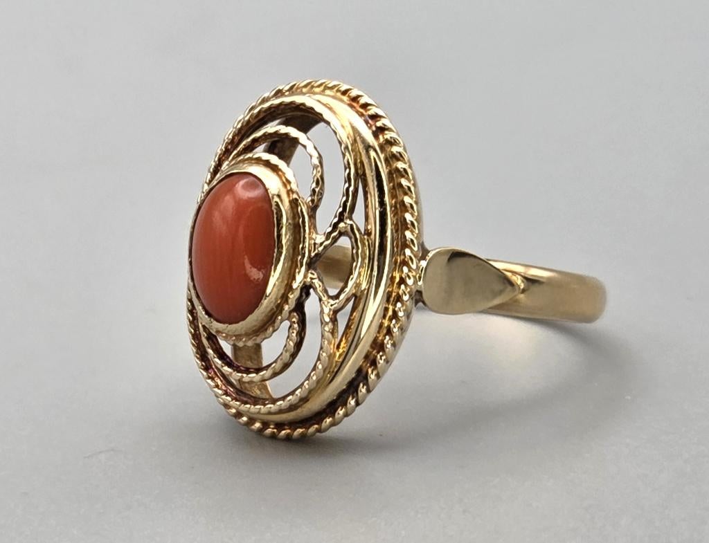 Bague ancienne en or avec corail rouge. 206/83., Bijoux, Sacs & Beauté, Enlèvement ou Envoi, Or, Bague, Avec pierre précieuse