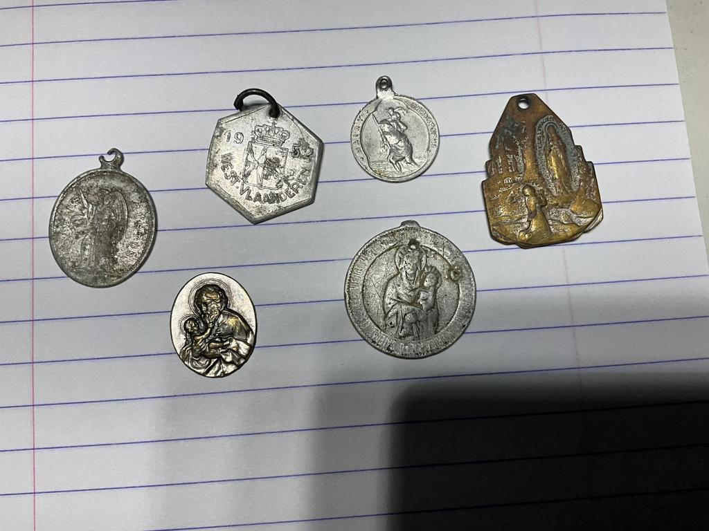 verzameling vintage religieuze katholieke medailles hangers., Bijoux, Sacs & Beauté, Bracelets à breloques, Comme neuf, Enlèvement ou Envoi