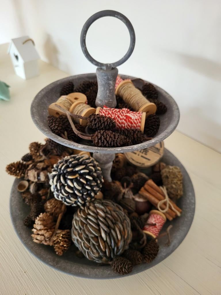 Etagere met alle attributen er bij., Ophalen of Verzenden, Zo goed als nieuw