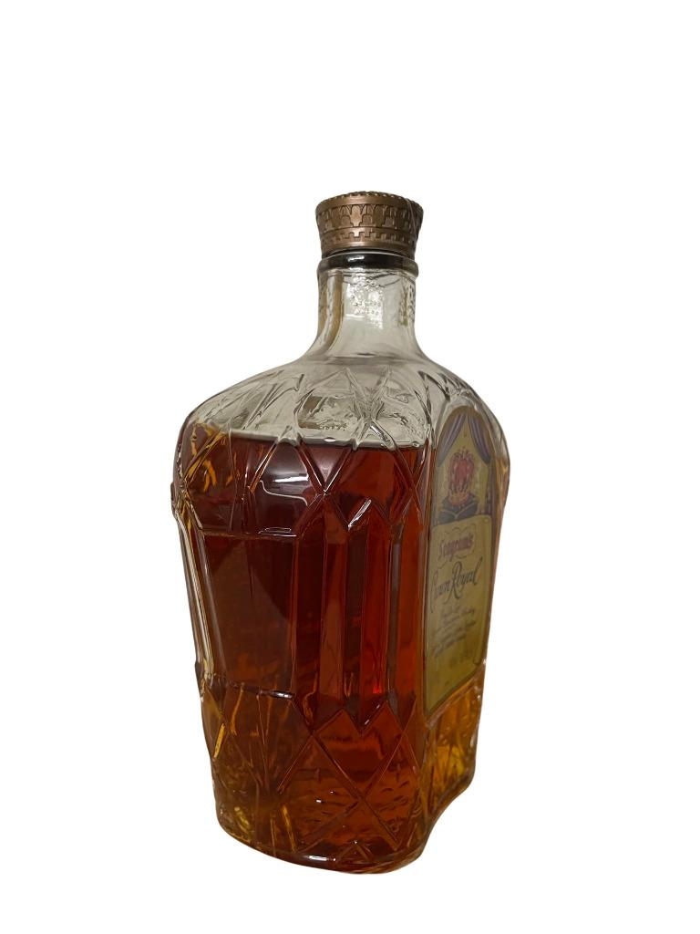 De whiskyfles van Crown Royal Seagram geopend, Verzamelen, Ophalen of Verzenden, Gebruikt, Overige gebieden, Overige typen