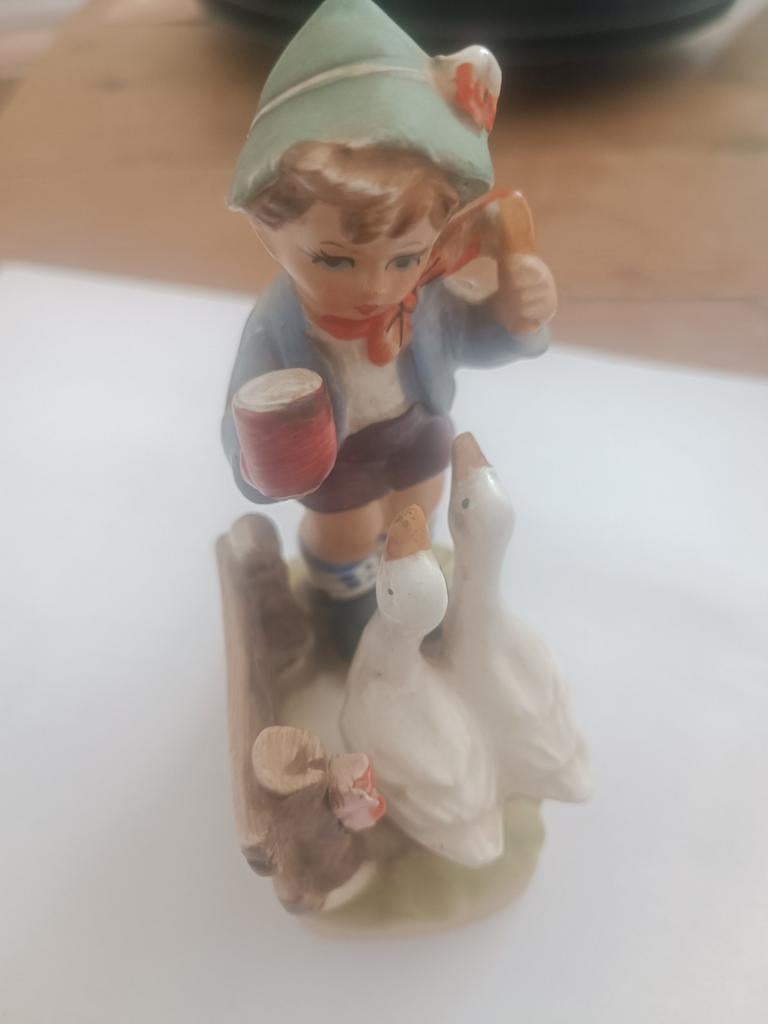 Figurine en porcelaine enfant avec des oies, Collections, Statues & Figurines, Neuf, Enlèvement ou Envoi
