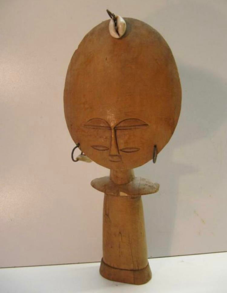 Anthropologue de la collection de statues d'Ashanti Aquaba, Enlèvement ou Envoi