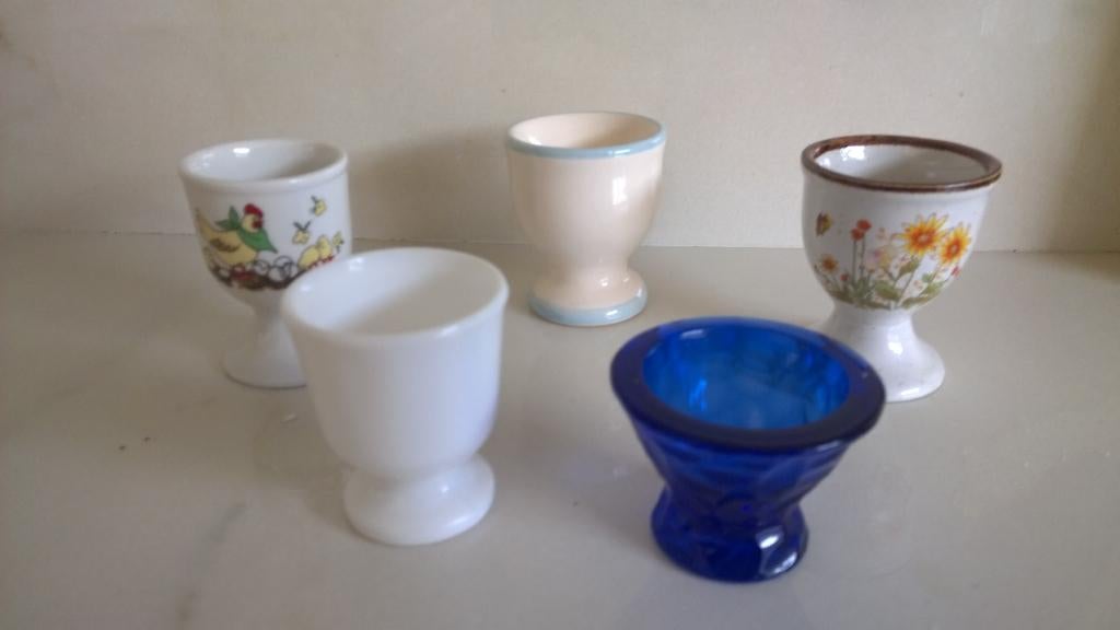 7 eieren dopjes : aardewerk - glas - kunststof, Antiek en Kunst, Ophalen of Verzenden