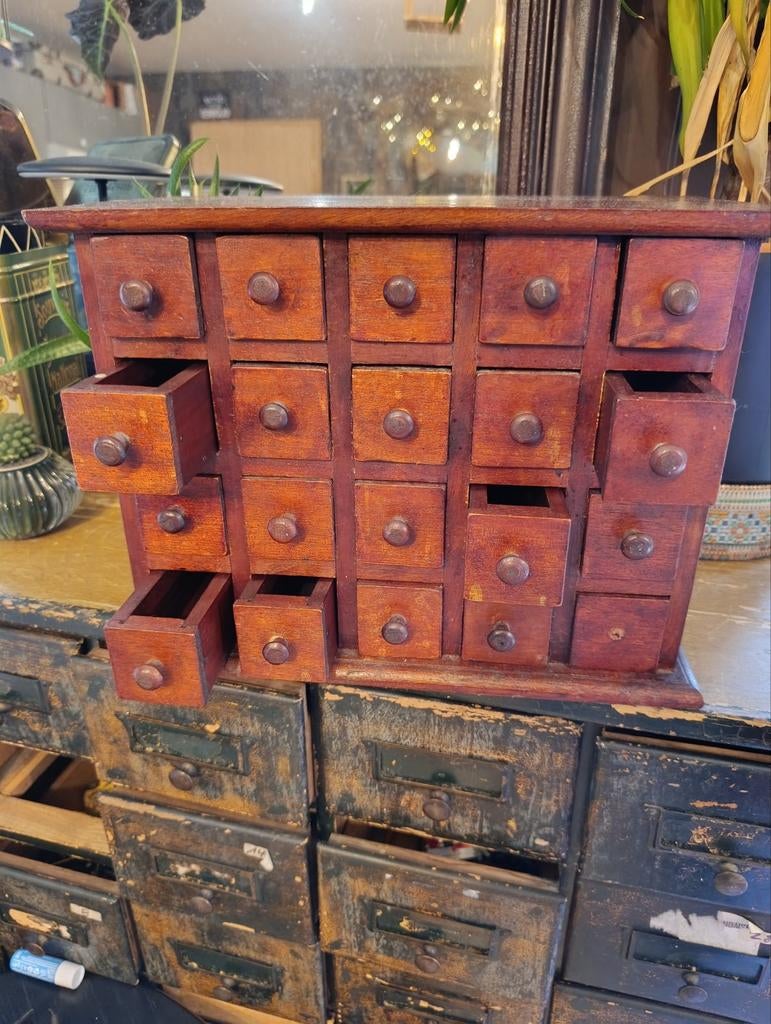 Magnifique rare petite armoire d’apothicaire
20 tiroirs, Enlèvement ou Envoi