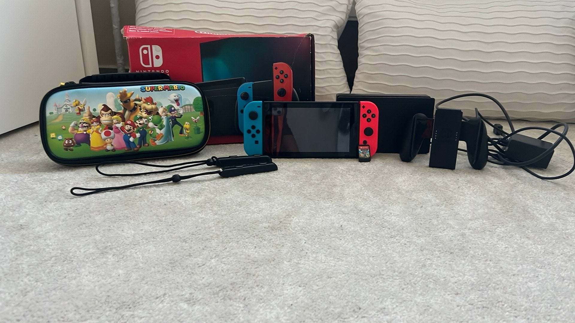 Nintendo Switch complète + accessoires + housse Mario, Consoles de jeu & Jeux vidéo, Enlèvement, Utilisé, Avec jeux