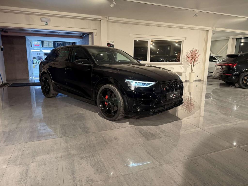Audi Q8 e-tron QUATTRO 313PK * CAR PLAY * EXCLUSIVE STERREN, Auto's, Automaat, 230 kW, Gebruikt, Zwart