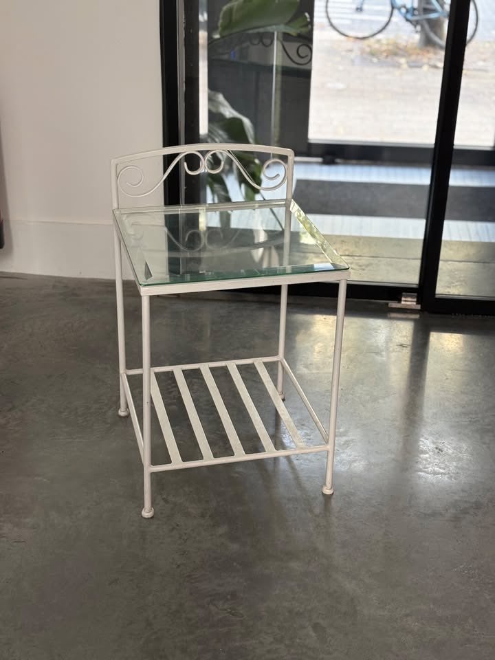 Vintage gietijzeren nachtkastjes glazen bovenblad retro, Huis en Inrichting, Ophalen, Gebruikt, Metaal of Aluminium, 45 tot 65 cm