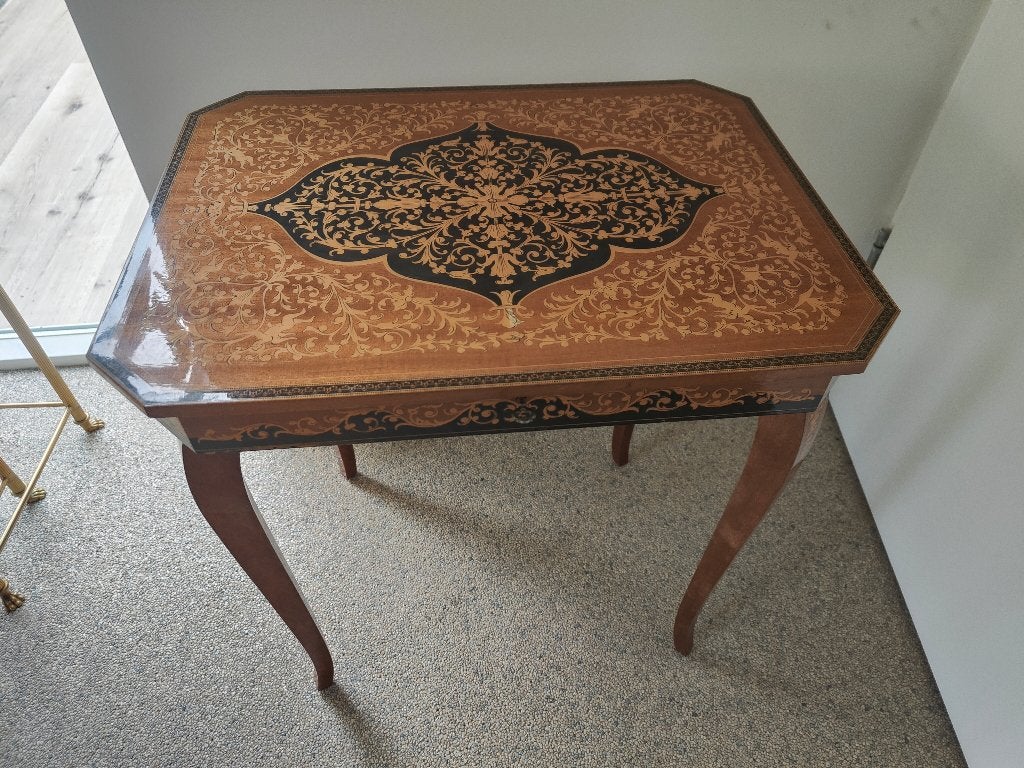 Table ancienne avec boîte à musique, Enlèvement ou Envoi