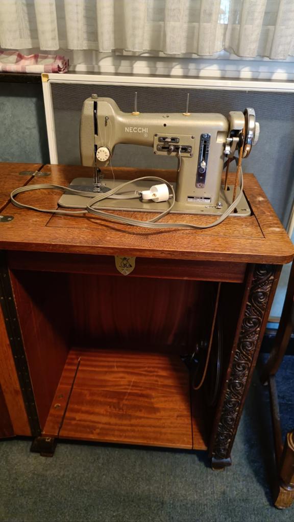 Naaimachine met pedaal bediening in kast, Antiek en Kunst, Antiek | Naaimachines, Ophalen