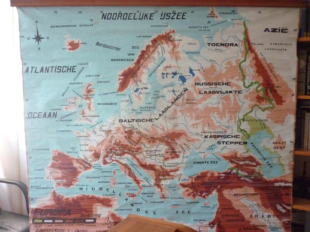 Grote oude schoolkaart: reliëfkaart van Europa en Azië, Ophalen of Verzenden