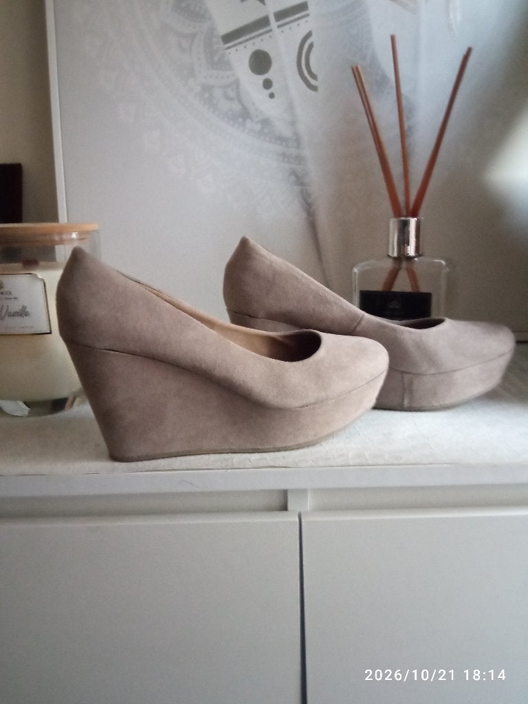 wigpomp, Kleding | Dames, Pumps, Verzenden, Beige, Zo goed als nieuw