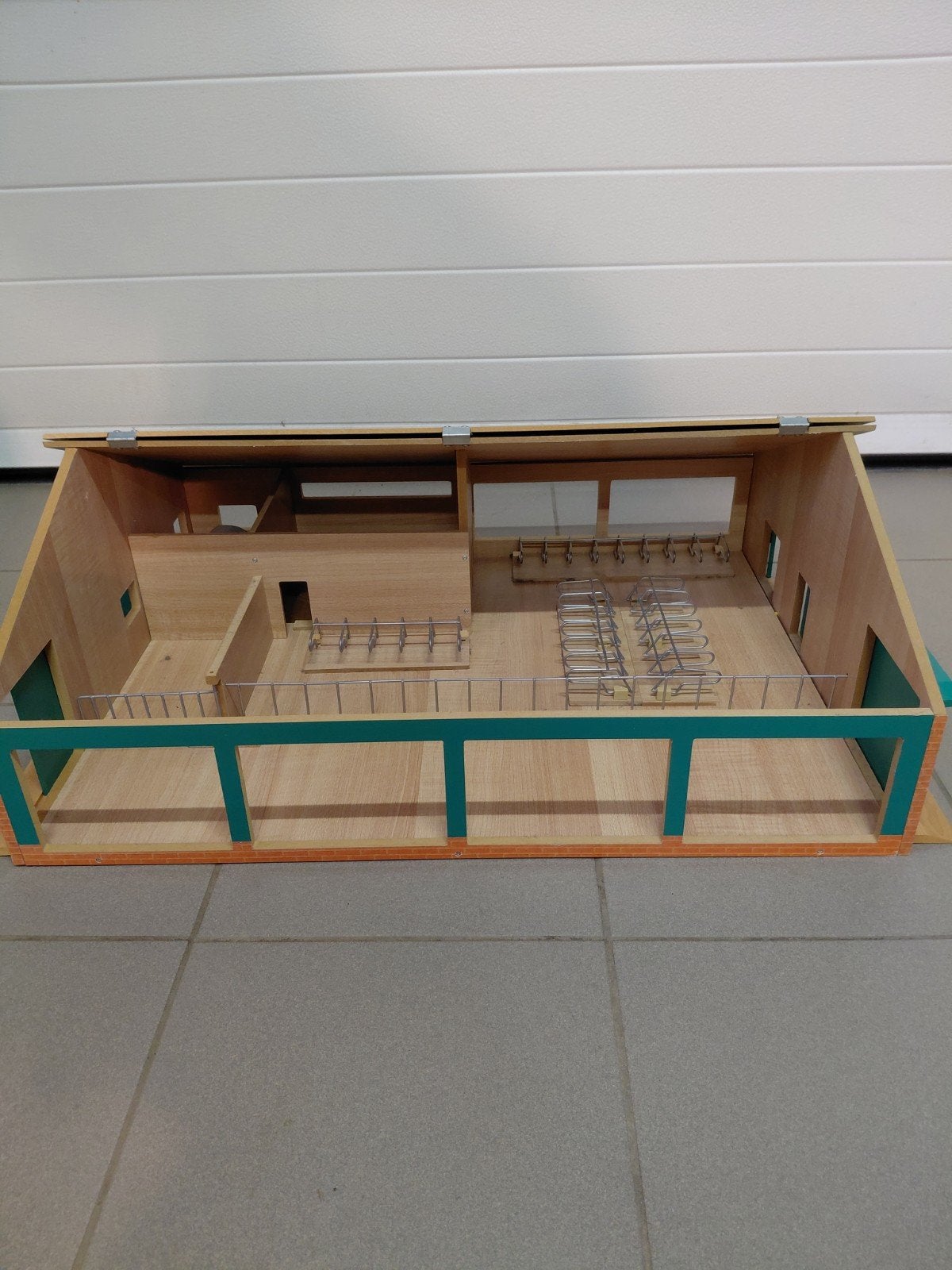 Koeienstal met ligboxen, melktank en melkhuis. 1/32., Ophalen, Zo goed als nieuw