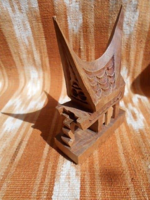 balinees houtsnijwerk, 2 bustes, houten huis, gifkoker, Antiek en Kunst, Hout, Ophalen of Verzenden, Indonesië, Geschilderd