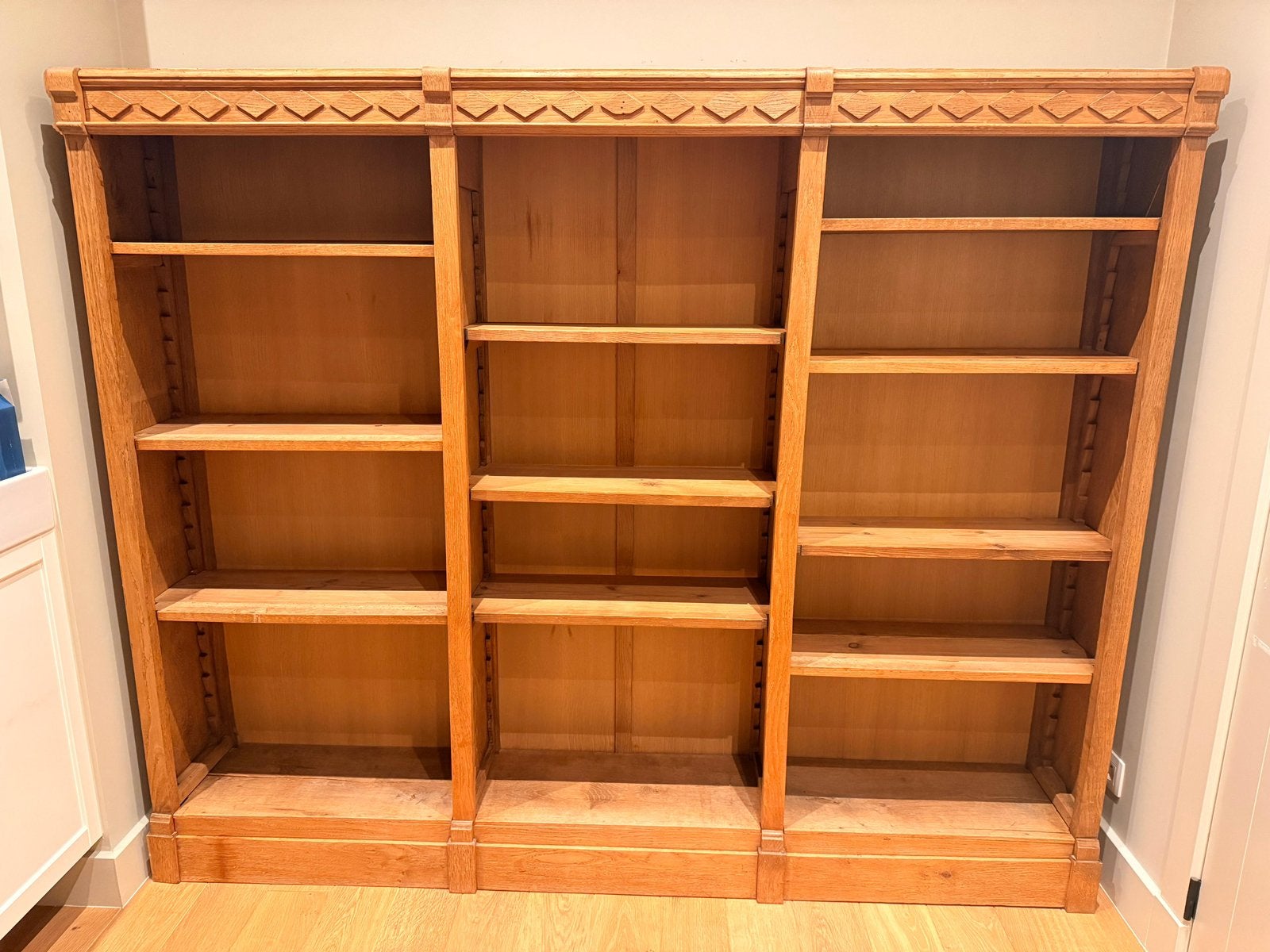 Boekenkast in eik, Enlèvement