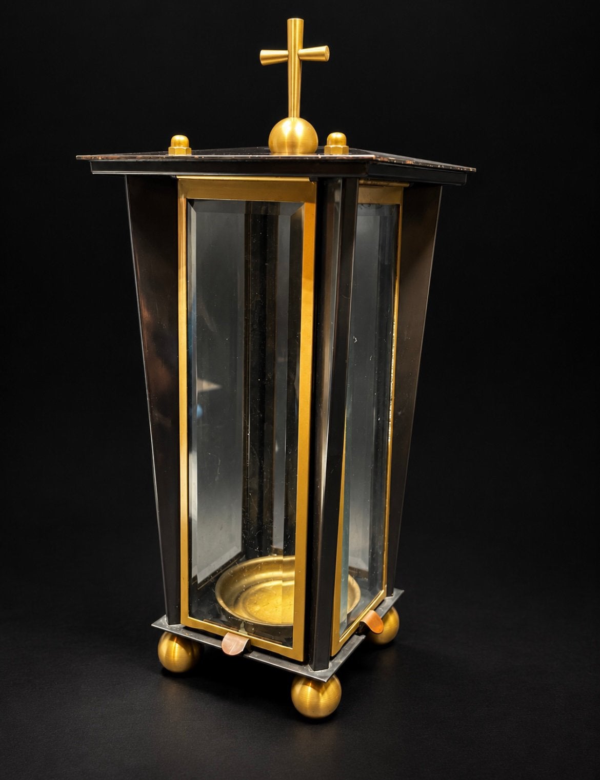 lanterne funéraire Métal noir, laiton et verre taillé, Enlèvement ou Envoi