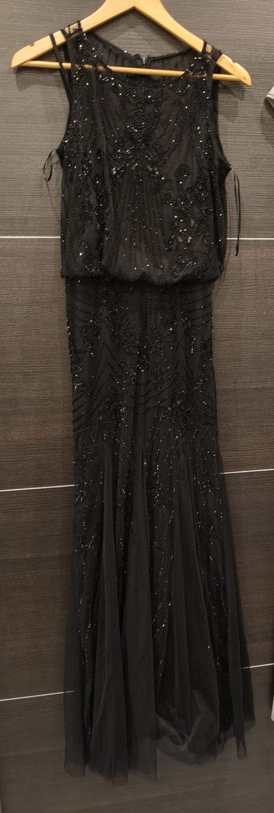 Robe de soirée perlée, Enlèvement