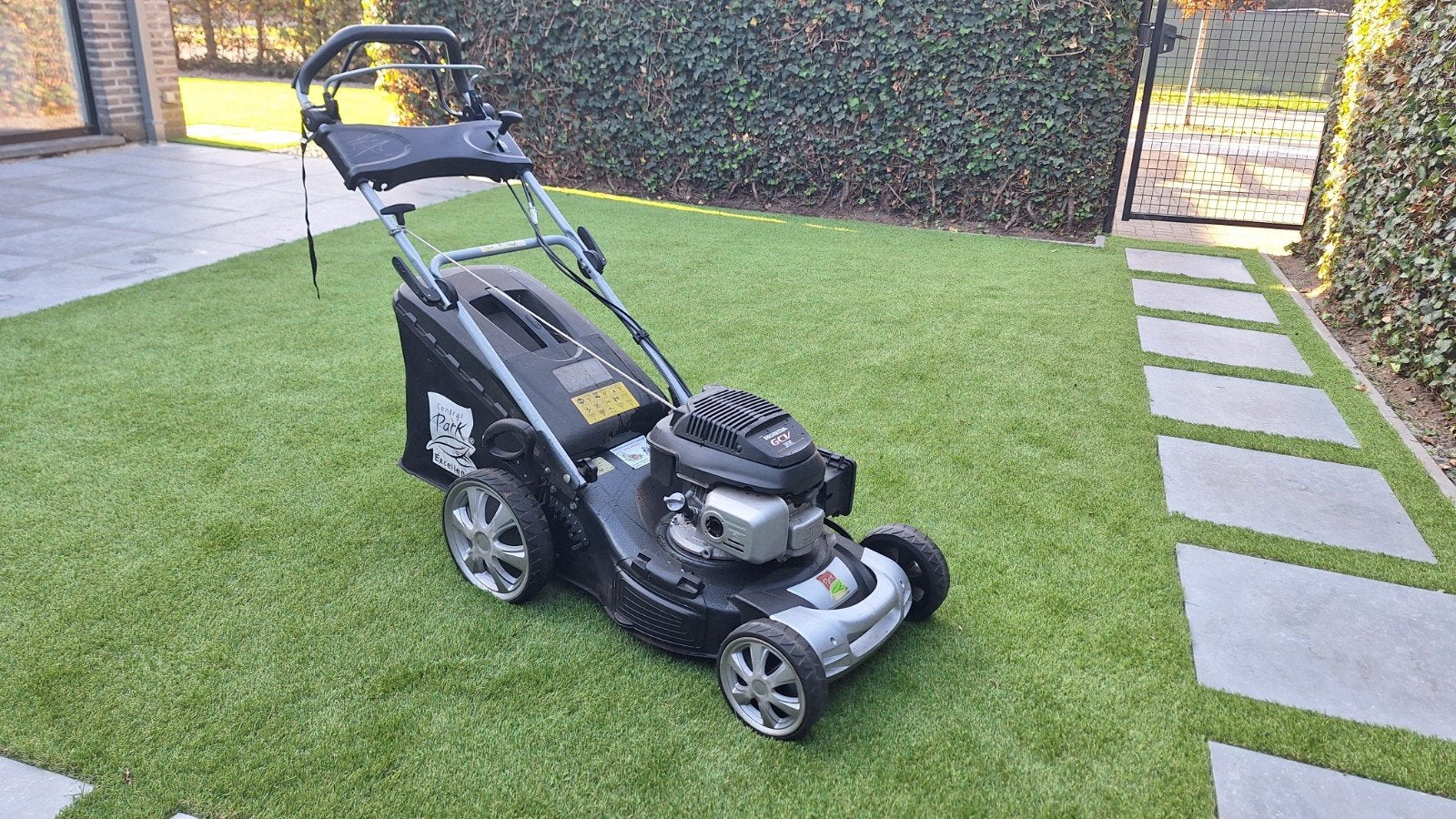 Machine à gazon avec moteur Honda, Jardin & Terrasse, Tondeuses à gazon à essence, Enlèvement, Utilisé, Brico  Central Park