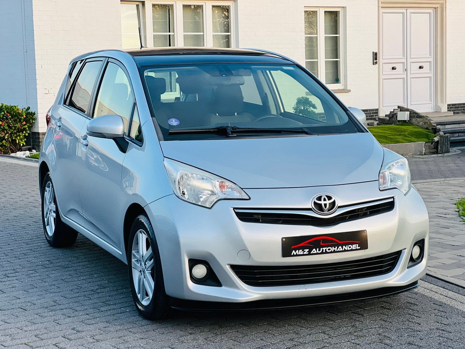 Toyota Verso S 1.33 VVT * BENZINE * NAVI * CAMERA * PANO *, Auto's, Euro 5, Monovolume, Zwart, Verso-S