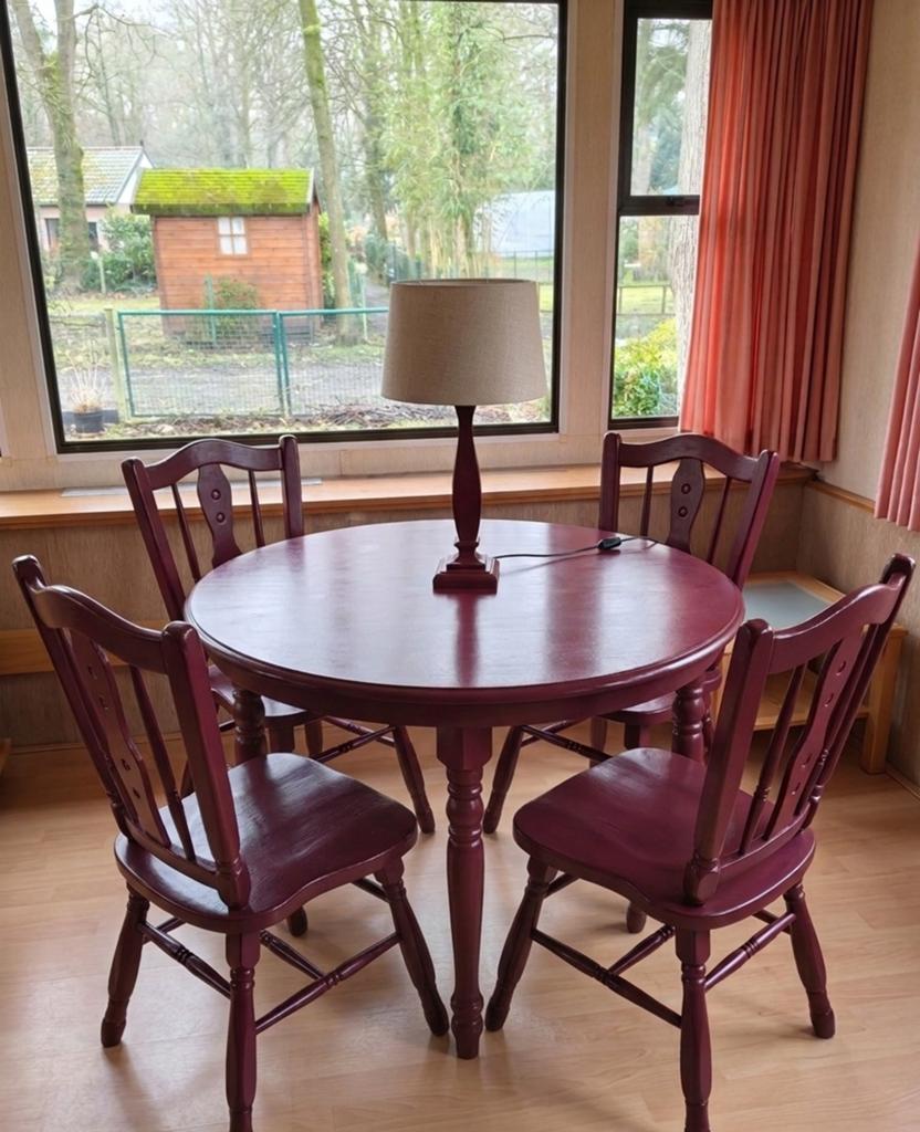 Elegante Bordeauxrode Eetkamerset (Ronde Tafel + 4 Stoelen +, Ophalen