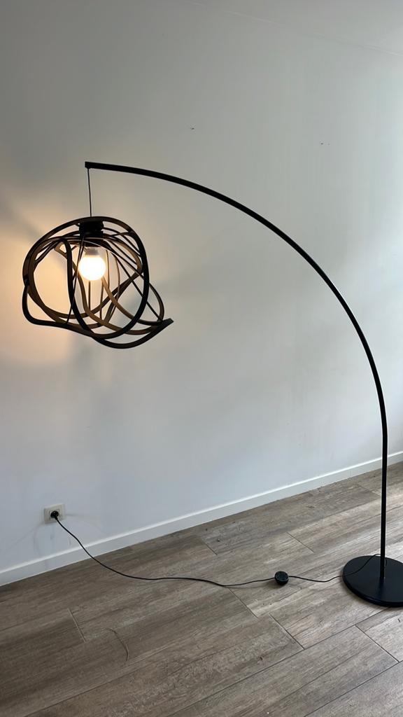Ligne Roset Bloom design booglamp – echte eyecatcher, Huis en Inrichting, Lampen | Vloerlampen, Zo goed als nieuw, Kunststof, Ophalen