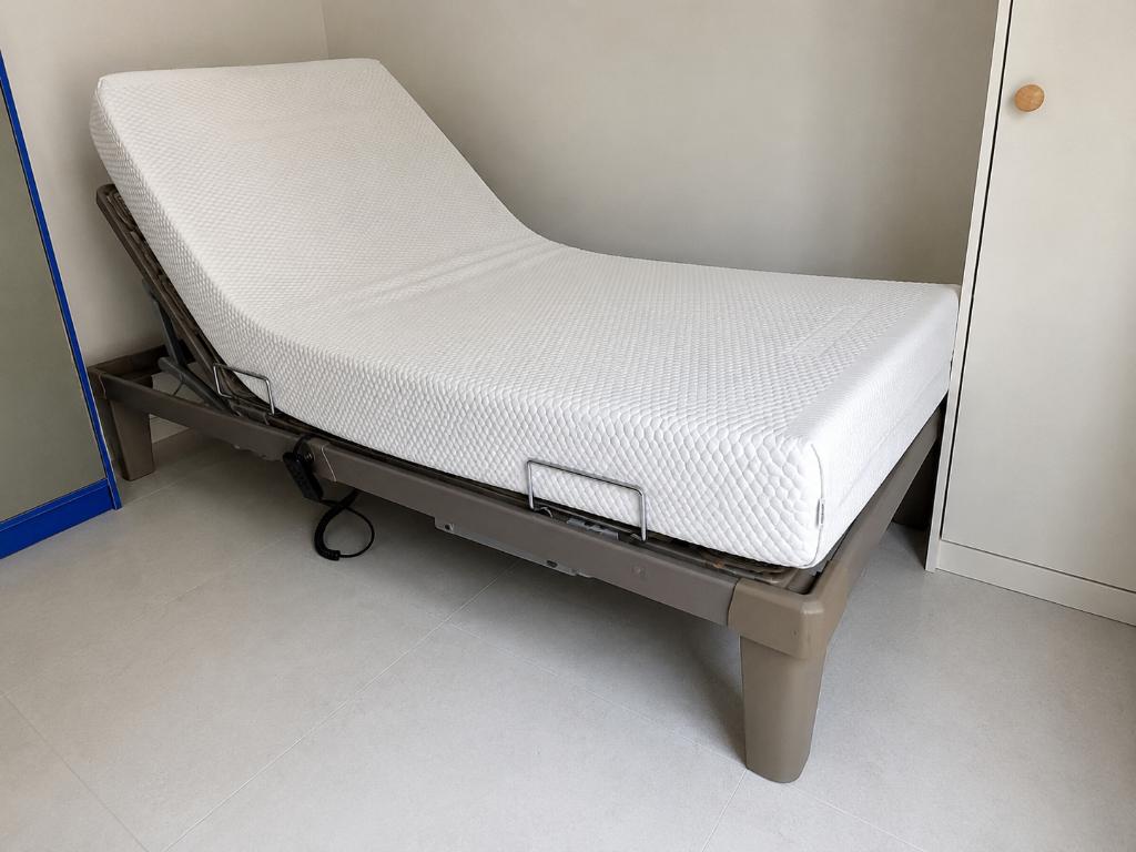 elektrisch verstelbaar 1-persoonsbed met Tempur matras, Huis en Inrichting, Slaapkamer | Bedden, Zo goed als nieuw, Eenpersoons