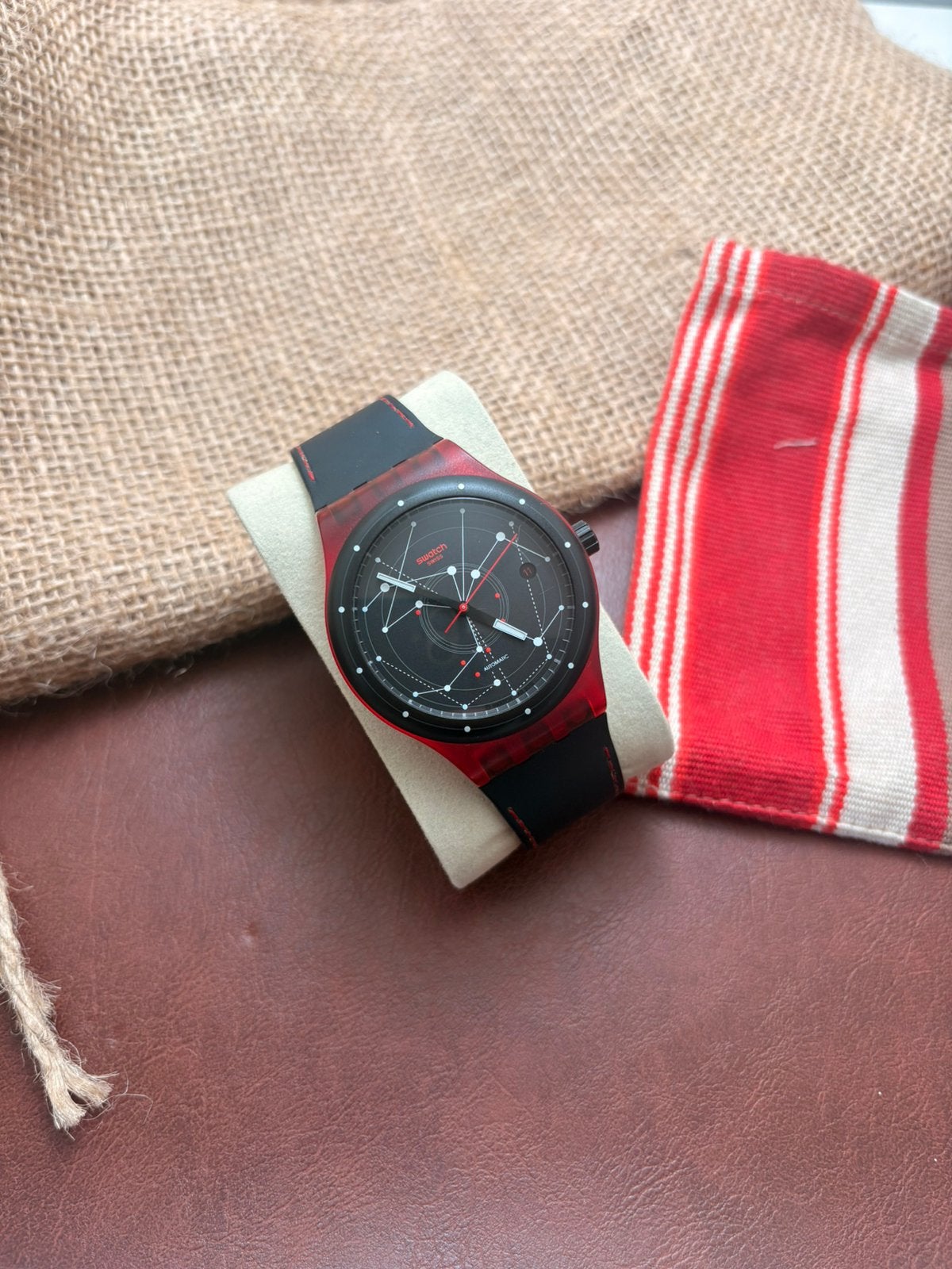 Swatch Sistem51 "Sistem Red" horloge, Handtassen en Accessoires, Kunststof, Polshorloge, Swatch, Kunststof