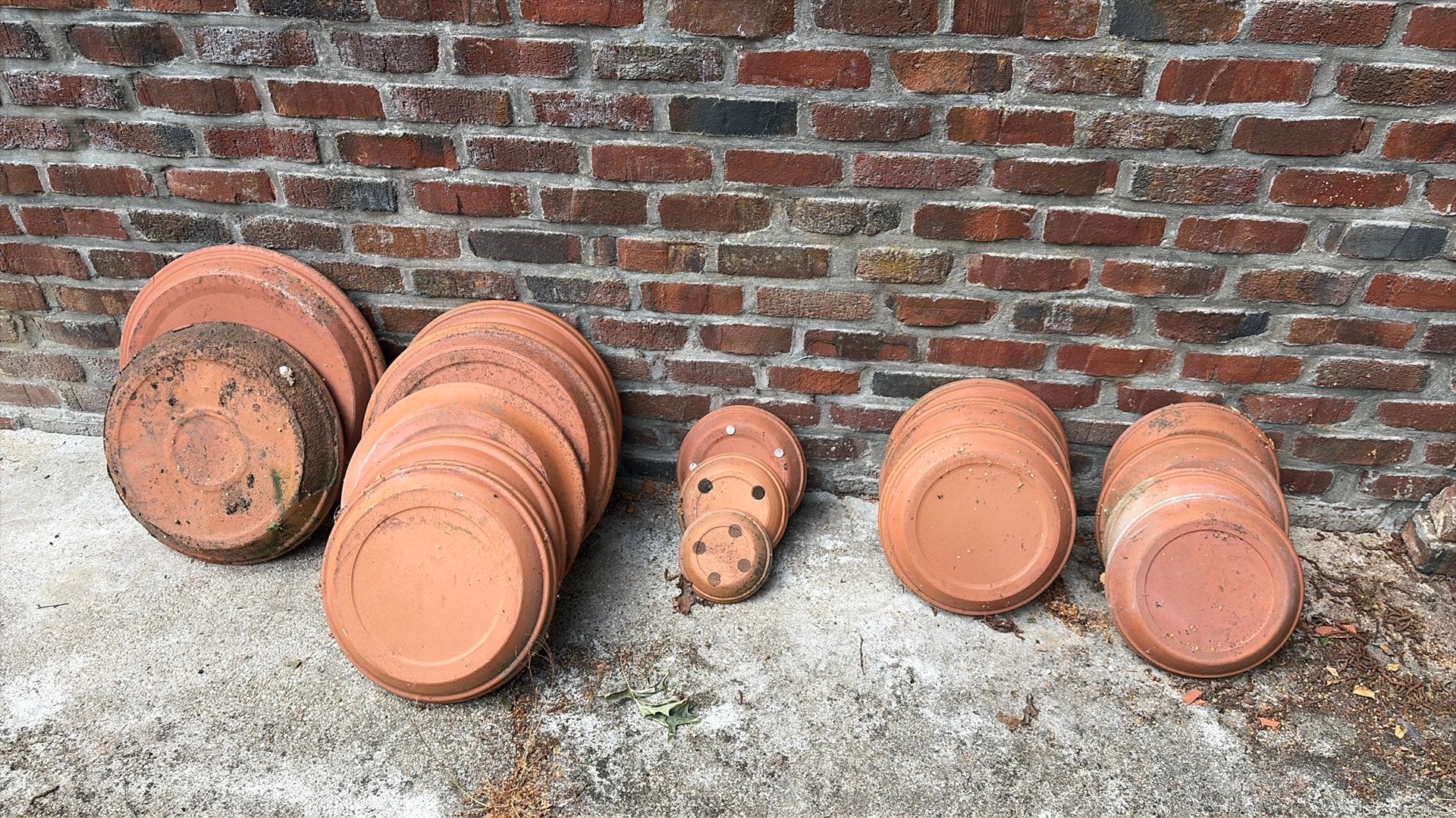 Ser van 17 terracotta onderschalen, Ophalen, Zo goed als nieuw, Terracotta, Balkon