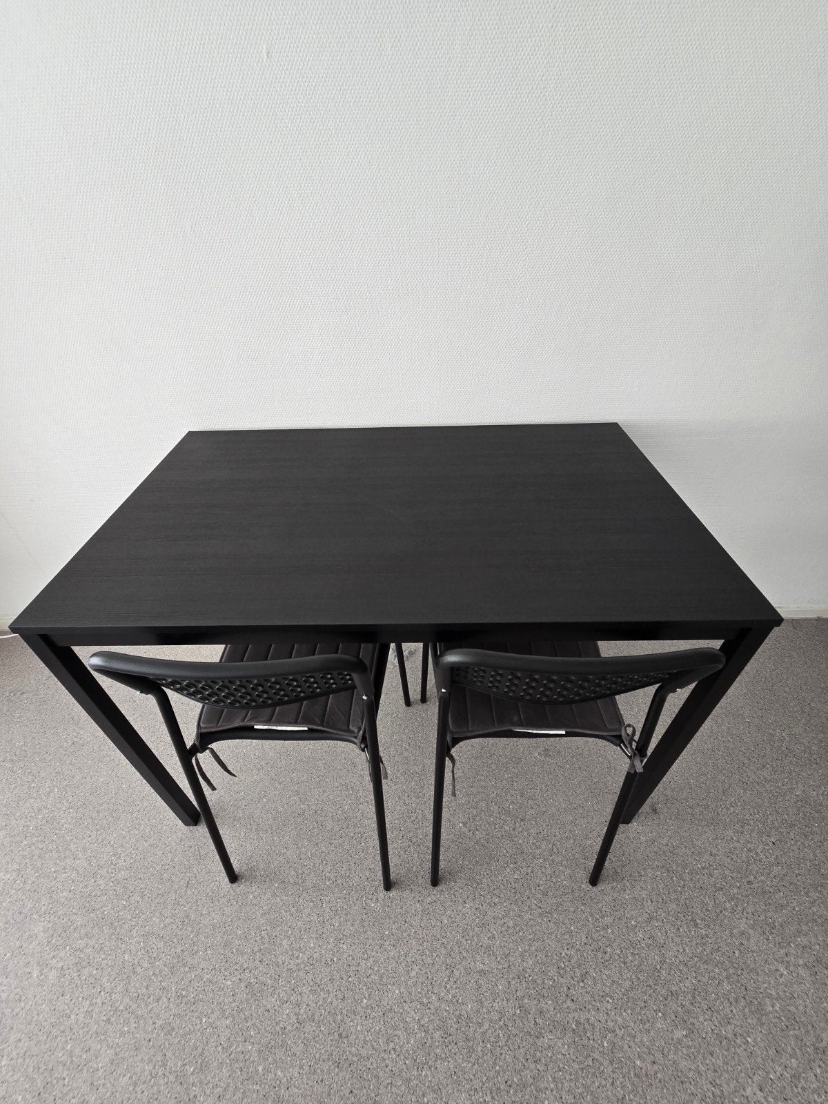 Table IKEA + 2 chaises très bon état