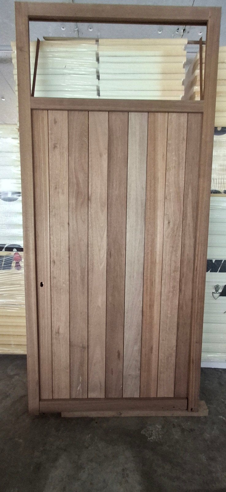 Nieuwe houten buitendeur met bovenlicht., Neuf, Porte extérieure, Enlèvement, Verre