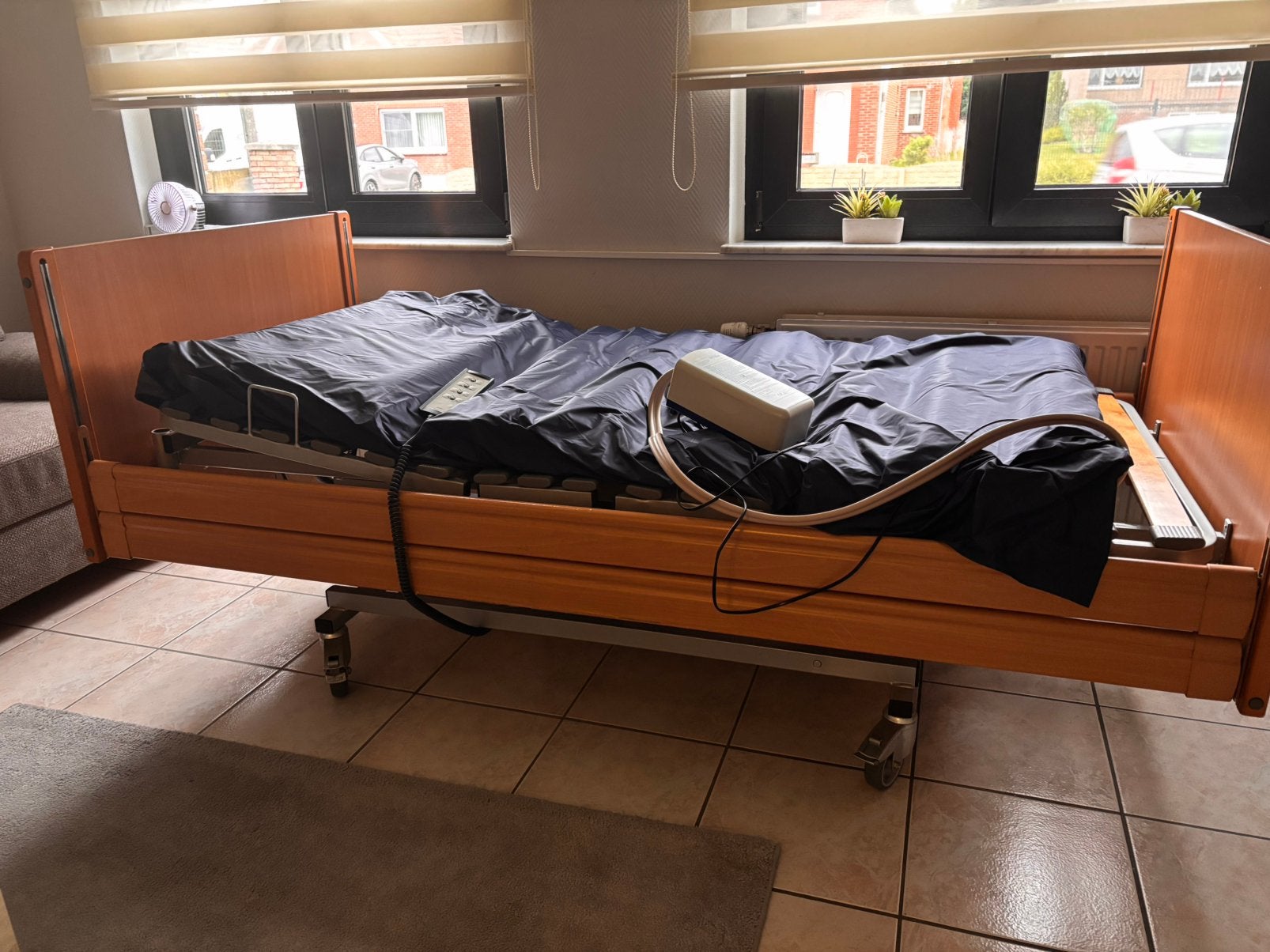 Hoog-Laag Zorgbed + Alternerend Anti-Decubitus Matras, Enlèvement, Utilisé