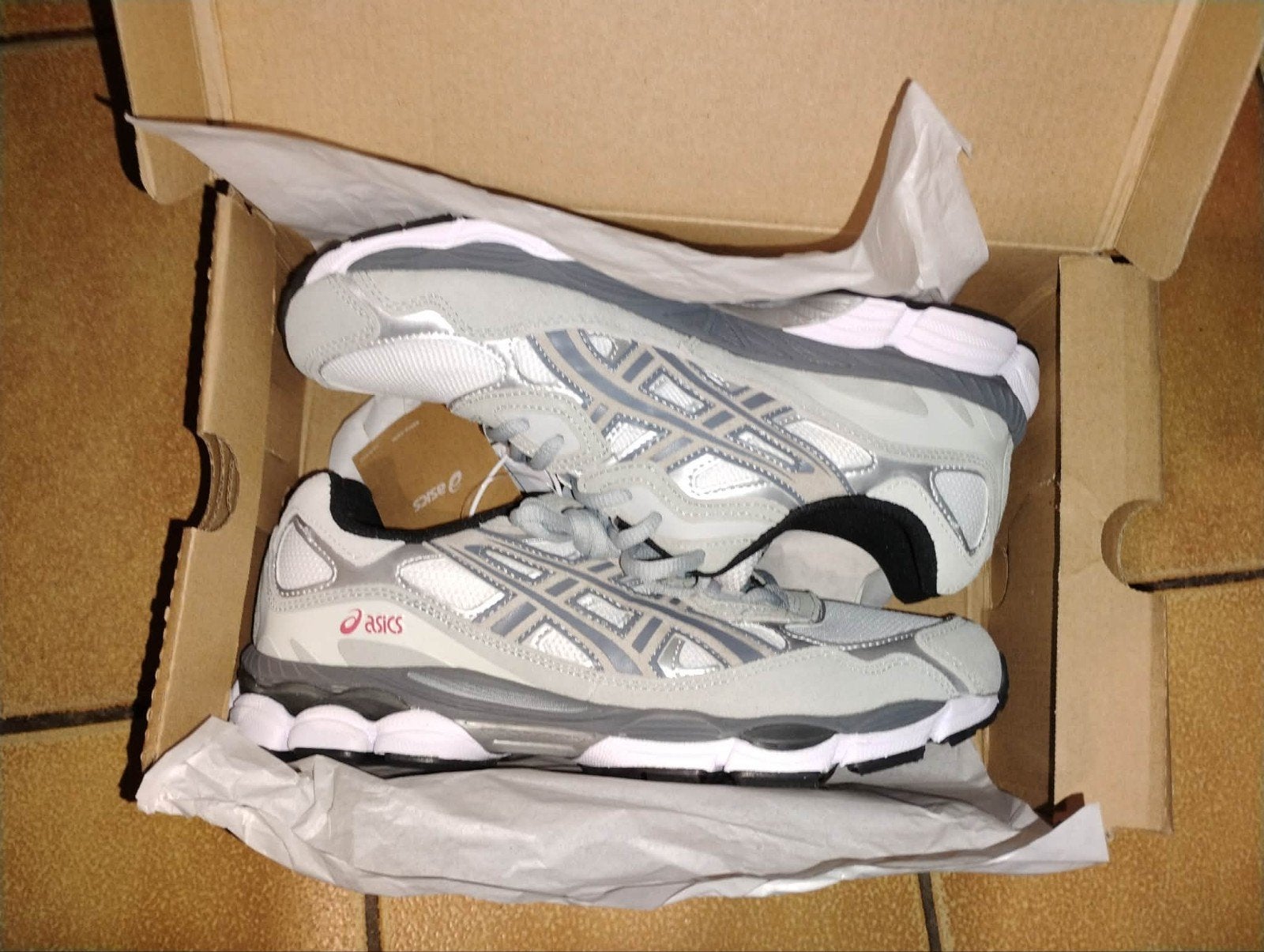 NOUVELLE - Basket "ASICS Gel-NYC White Steel Grey", Vêtements | Hommes, Chaussures, Neuf, Enlèvement ou Envoi, Autres couleurs