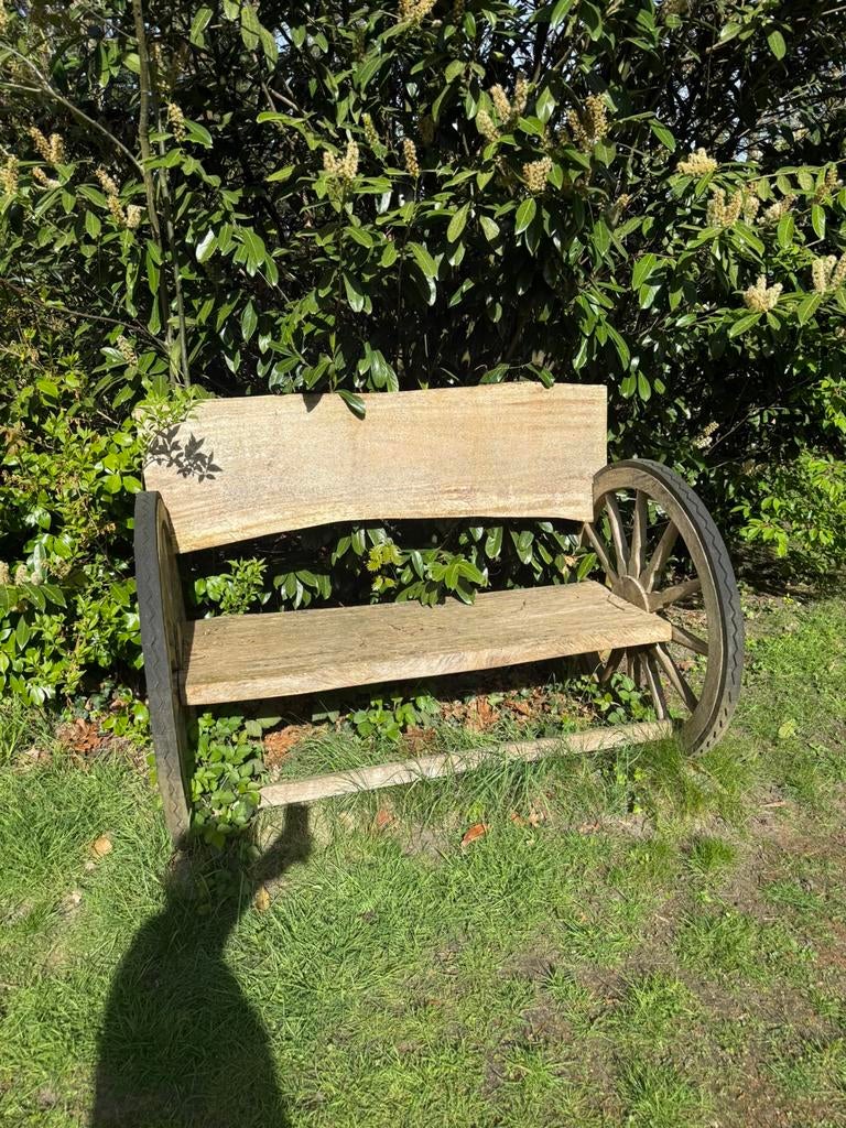 Te koop: Rustieke houten tuinbank met wagenwielen, Tuin en Terras, Ophalen, Zo goed als nieuw, Hout